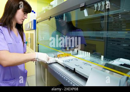 Caricamento dei campioni, manipolazione automatizzata dei campioni TECAN, biobank per DNA e RNA, estrazione e conservazione di DNA/RNA da campioni di sangue, Biodonostia Health e Bi Foto Stock