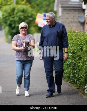 Il leader del DUP Gavin Robinson si schierò per i voti con i lavoratori del partito alle elezioni di Westminster nel suo collegio elettorale di East Belfast. Data foto: Sabato 22 giugno 2024. Foto Stock