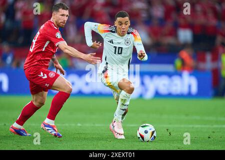 Dortmund, Germania. 29 giugno 2024. Jamal Musiala, DFB 10 competono per il pallone, tackle, duello, colpo di testa, zweikampf, azione, lotta contro Pierre-Emile Hoejbjerg, Hoejbjerg, DEN 23 nella migliore delle 16 partite GERMANIA - DANIMARCA 2-0 dei Campionati europei UEFA 2024 il 29 giugno 2024 a Dormund, Germania. Fotografo: ddp Images/STAR-Images credito: ddp media GmbH/Alamy Live News Foto Stock