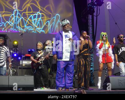 Damrosch Park Stage, Lincoln Center, Amsterdam Ave & W 62nd St, New York, NY 10023, 29 giugno 2024. George Clinton e Parliament Funkadelic si esibiscono al Damrosch Park Stage al Lincoln Center. Crediti: ©Julia Mineeva/EGBN TV News/Alamy Live News Foto Stock