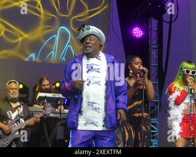 Damrosch Park Stage, Lincoln Center, Amsterdam Ave & W 62nd St, New York, NY 10023, 29 giugno 2024. George Clinton e Parliament Funkadelic si esibiscono al Damrosch Park Stage al Lincoln Center. Crediti: ©Julia Mineeva/EGBN TV News/Alamy Live News Foto Stock