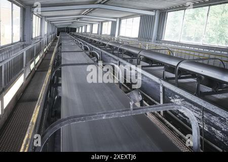 Trasportatore a nastro che trasporta carbone in un impianto di riscaldamento, focalizzazione selettiva. Foto Stock