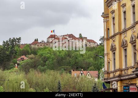 BRASOV, ROMANIA - 4 MAGGIO 2023: Questa è una vista della Fortezza sullo Straja in un giorno di primavera piovoso. Foto Stock