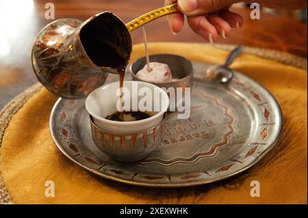 Sarajevo, Bosnia ed Erzegovina. 25 luglio 2019. Il tradizionale caffè bosniaco viene servito in un Sarajevo Café. Credito: SOPA Images Limited/Alamy Live News Foto Stock