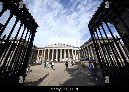 Foto del file datata 24/08/23 del British Museum di Londra. Sir Mark Jones, l'ex capo del British Museum, ha chiesto che i marmi Elgin fossero condivisi con la Grecia e ha detto che ai visitatori stranieri dovrebbe essere addebitato l'ingresso all'attrazione di Londra. Sir Mark guidò l'istituzione come direttore ad interim dopo il furore sui furti dalla sua collezione nel 2023. Ha detto al Sunday Times che "alcuni degli edifici sono in cattivo stato" e a volte durante la pioggia intensa ci sono fughe nelle gallerie. Data di pubblicazione: Domenica 30 giugno 2024. Foto Stock