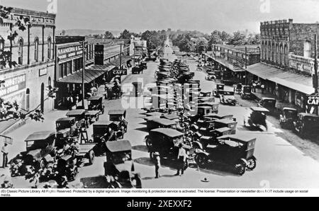 La storia della Ford. Lo stabilimento di Fords a Highland Park, Michigan, USA, era uno stabilimento di produzione per la Model T ed è diventato noto per essere stato il primo stabilimento nella storia a assemblare auto su una catena di montaggio in movimento. L'immagine mostra una strada con auto Ford; Model T.. Foto Stock