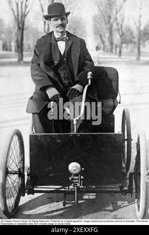 La storia della Ford. Henry Ford all'età di 33 anni seduto nella sua prima auto, il quadriciclo a Detroit nell'autunno del 1896. Era alimentato da un motore a benzina a due cilindri. Alla fine vendette l'auto per 200 dollari e usò i soldi per costruire la sua seconda auto. Foto Stock