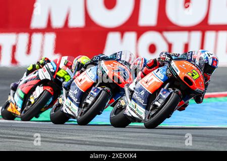 ASSEN - (l-r) Fermin Aldeguer (ESP), ai Ogura (JPN), Sergio Garcia (ESP) durante la gara di Moto2 al TT di Assen 2024. ANP VINCENT JANNINK Foto Stock