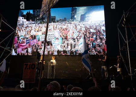 Alma Zak, un'attrice israeliana, ha visto fare discorsi sul palco di fronte a decine di migliaia di manifestanti. Manifestanti israeliani in una manifestazione che chiede un accordo con gli ostaggi e la sostituzione del governo di Binyamin Nethanyahu, che si svolge a Tel Aviv su base settimanale. Durante la manifestazione le famiglie degli ostaggi marciarono con la folla verso lo "Histadrut", l'organizzazione generale dei lavoratori in Israele, in richiesta di andare in uno sciopero su vasta scala e chiedere nuove elezioni. I manifestanti hanno incendiato e bloccato l'autostrada di Ayalon. Foto Stock