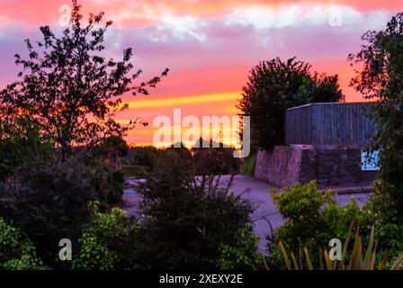 A settin sun closing a peaceful evening in East Budleigh. Foto Stock