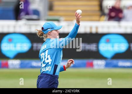 Worcester, Regno Unito. 30 giugno 2024. Charlie Dean lancia il pallone al wicketkeeper durante il MetroBank Women's ODI match tra England Women e New Zealand Women a New Road, Worcester, Regno Unito, il 30 giugno 2024. Foto di Stuart Leggett. Solo per uso editoriale, licenza richiesta per uso commerciale. Non utilizzare in scommesse, giochi o pubblicazioni di singoli club/campionato/giocatori. Crediti: UK Sports Pics Ltd/Alamy Live News Foto Stock