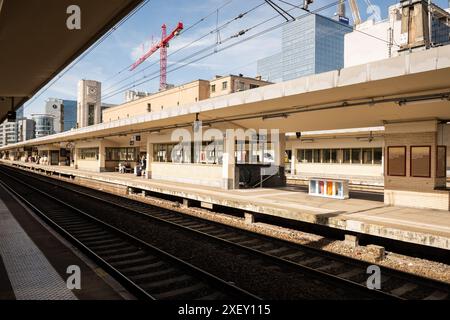 Bruxelles, Belgio 26.06.24 stazione ferroviaria Bruxelles-Nord. La gente aspetta sulla piattaforma il sabato soleggiato. Trasporto pubblico europeo, skyline cittadino e co Foto Stock