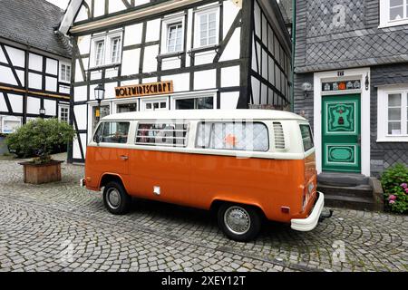 Die Altstadt von Freudenberg, einem beliebten Touristenziel, Reiseziel in Suedwestfalen Südwestfalen. Ein Alter VW Bulli Parkt in der Altstadt. Sommer im Siegerland AM 30.06.2024 a Freudenberg/Deutschland. *** La città vecchia di Freudenberg, una popolare destinazione turistica, destinazione in Sud Vestfalia Sud Vestfalia un vecchio VW Bulli parcheggiato nel centro storico di Sommer im Siegerland al 30 06 2024 a Freudenberg Germania Foto Stock