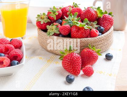 natura morta delle fragole con tazza di caffè e bicchiere di succo di frutta Foto Stock