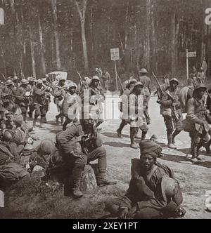 Prima guerra mondiale 1914-1918. Partner degli americani in Marne contro-offensiva. Truppe francesi marocchine sulla strada Villers-Cotterets. Poteva vedere i soldati indiani britannici in primo piano. Foto Stock