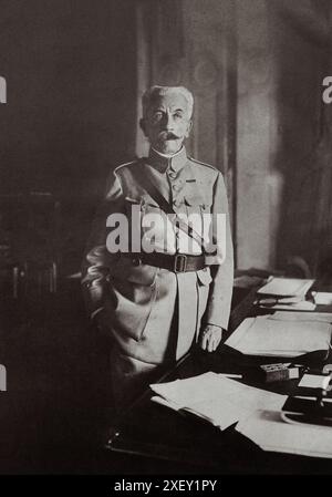 Foto d'epoca del generale Hubert Lyautey. Louis Hubert Gonzalve Lyautey (1914-1918 – 1854 – 1934) è stato un generale e amministratore coloniale francese. Dopo aver prestato servizio in Indocina e Madagascar, divenne il primo residente generale francese in Marocco dal 1912 al 1925. All'inizio del 1917 fu brevemente ministro della guerra. Dal 1921 fu maresciallo di Francia. Fu soprannominato il costruttore dell'impero francese e nel 1931 fece la copertina del Time. Foto Stock