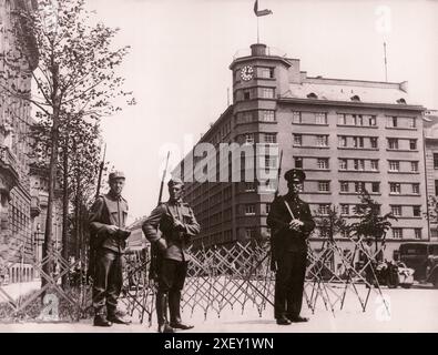 Il putsch nazista (putsch di luglio) a Vienna e l'assassinio del cancelliere Engelbert Dollfuss. Austria, 1934 soldati e poliziotti che bloccano le strade durante il colpo di stato. Foto Stock