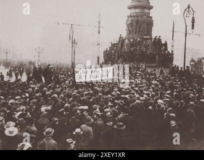 Foto d'epoca della rivolta dei Sinn Feiners per le strade di Dublino, allo scopo di chiedere il rilascio dei prigionieri del Sinn Fein. 1917-1918 il Sinn Féin è un partito politico irlandese socialista democratico e repubblicano attivo in tutta la Repubblica d'Irlanda e in Irlanda del Nord. L'organizzazione originale del Sinn Féin è stata fondata nel 1905 da Arthur Griffith, ma da allora si è sostanzialmente divisa in diverse occasioni, dando origine in particolare alle conseguenze della guerra civile irlandese ai due partiti tradizionalmente dominanti della politica irlandese: Fianna Fáil e Cumann na nGaedheal (che divenne fine Foto Stock