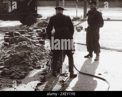 Crisi di Berlino del 1961. La serie di foto d'archivio raffigura il divieto di viaggio dell'agosto 1961 tra Berlino Est e Berlino Ovest e mostra la costruzione di barricate che alla fine sarebbero diventate il muro di Berlino. Germania. 1961 Foto Stock