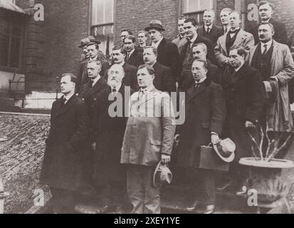 Foto d'epoca degli organizzatori del Parlamento di Sinn Fein, Irlanda. 10 febbraio 1919 questi Sinn Feinner furono tutti eletti al Parlamento britannico, ma rifiutarono di prendere i loro seggi e formarono il loro parlamento, o "Dail Wiram". Fotografato di fronte alla Mansion House, Dublino. Prima fila: Da sinistra a destra: R.C. Warton, Conte Plunkett e Cathal Brugh, presidente del nuovo Parlamento. Altri nel gruppo sono Dr. Ryan, S.T. Kelly, Muloahay, Shananan, Buckley, Doharty, P. Bessley, C. Collins e M. Staines. Foto Stock