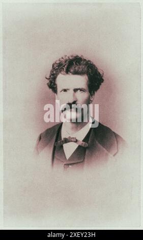 Ritratto a matita di Mark Twayn Samuel Langhorne Clemens (1835 – 1910), conosciuto con il suo pseudonimo Mark Twain, è stato uno scrittore, umorista, imprenditore, editore e docente statunitense. È stato lodato come il "più grande umorista [gli Stati Uniti] hanno prodotto", e William Faulkner lo ha definito "il padre della letteratura americana". I suoi romanzi includono The Adventures of Tom Sawyer (1876) e il suo sequel, The Adventures of Huckleberry Finn (1884), quest'ultimo spesso chiamato "The Great American Novel". Foto Stock