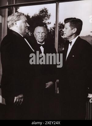 Foto d'epoca della crisi di Berlino del 1961: Costruire il muro. Il professor Carlo Schmid, Vice Presidente del Bundestag (camera del Parlamento Lowe), viene accolto dal Presidente John F. Kennedy alla sua cena a Bonn come Cancelliere Konrad Adenauer (il Centro guarda sopra). Germania Ovest. 26 giugno 1963 Foto Stock