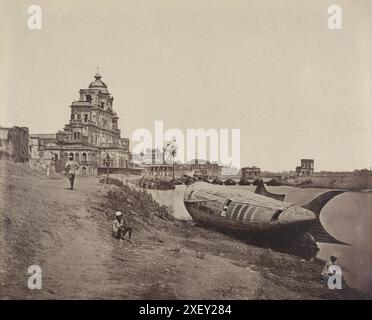 Le mura del palazzo Chattar Manzil a Lucknow, in India, che furono distrutte dagli ammutinati durante la ribellione indiana del 1857 (nota anche come ammutinamento Sepoy). In primo piano c'è la barca del re a forma di pesce. 1858 di felice Beato (inglese, nato in Italia, 1832 - 1909) Foto Stock