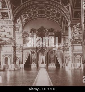 Foto d'epoca del salone di Alexander (sala dell'ordine di S. Alexander Nevsky) al Cremlino di Mosca. Impero russo. 1903 la sala dell'ordine di S. Alexander Nevsky prende il nome dall'ordine di S. Alexander Nevsky, istituito da Caterina i nel 1725. La sala è situata nella parte centrale del primo piano della facciata sud del complesso ed è collegata alla sala dell'ordine di San Giorgio da massicce porte argentate con ornamenti d'oro, raffiguranti nastri e stelle dell'ordine. Foto Stock