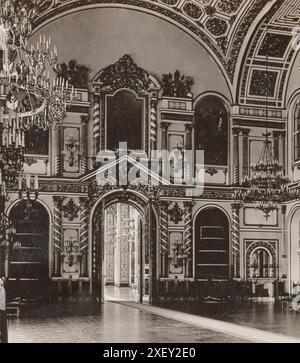 Foto d'epoca del salone di Alexander (sala dell'ordine di S. Alexander Nevsky) al Cremlino di Mosca. Impero russo. 1900 la sala dell'ordine di S. Alexander Nevsky prende il nome dall'ordine di S. Alexander Nevsky, istituito da Caterina i nel 1725. La sala è situata nella parte centrale del primo piano della facciata sud del complesso ed è collegata alla sala dell'ordine di San Giorgio da massicce porte argentate con ornamenti d'oro, raffiguranti nastri e stelle dell'ordine. Foto Stock