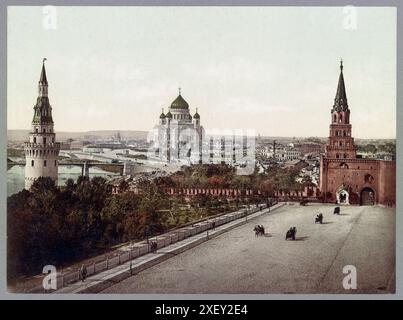 Foto d'epoca della Cattedrale di Cristo Salvatore dal Cremlino di Mosca con la Torre Borovitskaya (a destra) e la Torre Vodovzvodnaya in primo piano. Impero russo. 1890-1906 Foto Stock