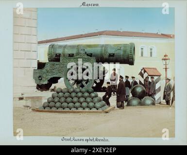 Foto vintage a colori dello zar Cannon nel Cremlino di Mosca. Impero russo. 1898 il cannone dello Zar è un grande pezzo di artiglieria del primo periodo moderno (noto come bombarda in russo) in mostra sui terreni del Cremlino di Mosca. È un monumento dell'arte russa della colata d'artiglieria, fusa in bronzo nel 1586 a Mosca, dal maestro russo Andrey Chokhov. Foto Stock