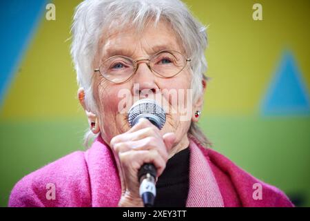 Peggy seeger e Dirty Old Town sul palco con suo figlio Calum, debuttano il verso perduto di "Dirty Old Town" di Ewan MacColl quasi 75 anni dopo Foto Stock