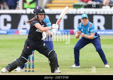 Worcester, Regno Unito. 30 giugno 2024. Amelia Kerr in azione con la mazza durante il MetroBank Women's ODI match tra England Women e New Zealand Women a New Road, Worcester, Regno Unito, il 30 giugno 2024. Foto di Stuart Leggett. Solo per uso editoriale, licenza richiesta per uso commerciale. Non utilizzare in scommesse, giochi o pubblicazioni di singoli club/campionato/giocatori. Crediti: UK Sports Pics Ltd/Alamy Live News Foto Stock