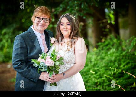 Ed Sheeran, la super fan Amanda Baron e ed Sheeran Ty Jones si sposano a Manchester Foto Stock