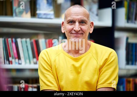 Ispirato dalle biblioteche con Christopher Eccleston alla Stockport Central Library parte del Festival delle biblioteche Foto Stock