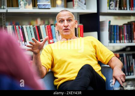 Ispirato dalle biblioteche con Christopher Eccleston alla Stockport Central Library parte del Festival delle biblioteche Foto Stock