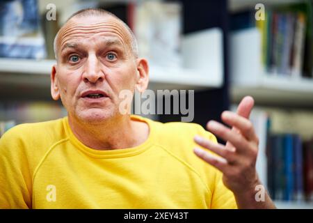 Ispirato dalle biblioteche con Christopher Eccleston alla Stockport Central Library parte del Festival delle biblioteche Foto Stock