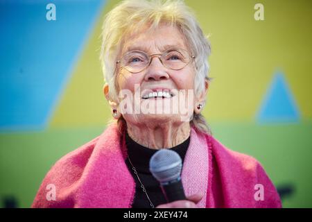 Peggy seeger e Dirty Old Town sul palco con suo figlio Calum, debuttano il verso perduto di "Dirty Old Town" di Ewan MacColl quasi 75 anni dopo Foto Stock