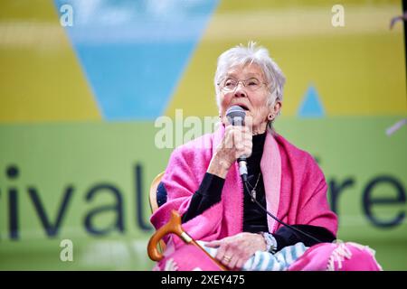 Peggy seeger e Dirty Old Town sul palco con suo figlio Calum, debuttano il verso perduto di "Dirty Old Town" di Ewan MacColl quasi 75 anni dopo Foto Stock