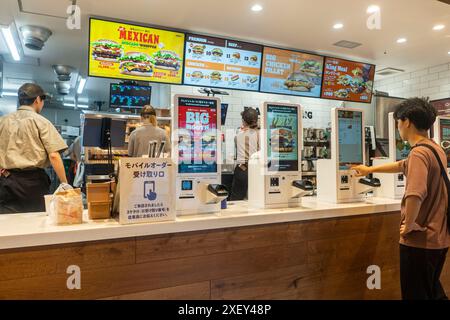 Clienti Osaka Japan al Burger King, fast food interno Foto Stock