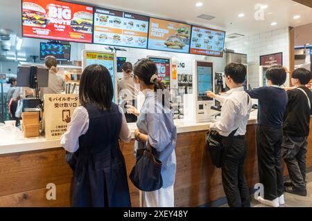 Clienti Osaka Japan al Burger King, fast food interno Foto Stock