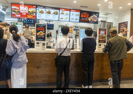 Clienti Osaka Japan al Burger King, fast food interno Foto Stock