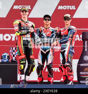 ASSEN - (l-r) Fermin Aldeguer (ESP), ai Ogura (JPN), Sergio Garcia (ESP) sul podio dopo la gara Moto2 al TT di Assen 2024. ANP VINCENT JANNINK Foto Stock