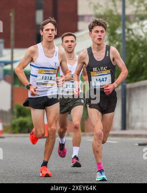 Derby, Regno Unito. 30 giugno 2024. La 2024 Derby Half Marathon (Ramathon) 2° posto Dominic Jones #1218 e 3° posto Daniel Haymes #1130 in corsa sul Railway Bridge su London Road Derby. Crediti: Clive Stapleton/Alamy Live News Foto Stock