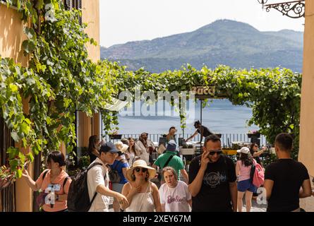 Roma, Italia. 29 giugno 2024. I turisti visitano Castel Gandolfo, Roma, Italia, 29 giugno 2024. Crediti: Li Jing/Xinhua/Alamy Live News Foto Stock