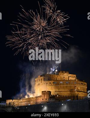 Roma, Italia. 29 giugno 2024. I fuochi d'artificio sono visibili sopra Castel Sant'Angelo a Roma, Italia, 29 giugno 2024. Crediti: Alberto Lingria/Xinhua/Alamy Live News Foto Stock