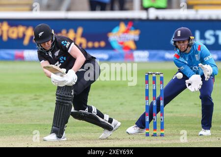 Worcester, Regno Unito. 30 giugno 2024. Maddy Green in azione con la mazza durante il MetroBank Women's ODI match tra England Women e New Zealand Women a New Road, Worcester, Regno Unito, il 30 giugno 2024. Foto di Stuart Leggett. Solo per uso editoriale, licenza richiesta per uso commerciale. Non utilizzare in scommesse, giochi o pubblicazioni di singoli club/campionato/giocatori. Crediti: UK Sports Pics Ltd/Alamy Live News Foto Stock