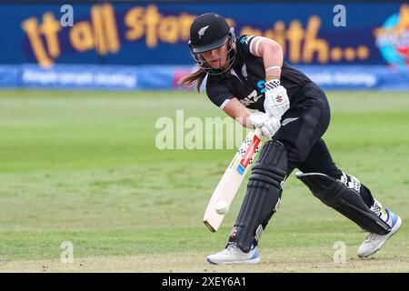 Worcester, Regno Unito. 30 giugno 2024. Amelia Kerr in azione durante il MetroBank Women's ODI match tra England Women e New Zealand Women a New Road, Worcester, Regno Unito, il 30 giugno 2024. Foto di Stuart Leggett. Solo per uso editoriale, licenza richiesta per uso commerciale. Non utilizzare in scommesse, giochi o pubblicazioni di singoli club/campionato/giocatori. Crediti: UK Sports Pics Ltd/Alamy Live News Foto Stock