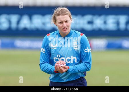 Worcester, Regno Unito. 30 giugno 2024. Charlie Dean si prepara a ciotola durante il MetroBank Women's ODI match tra England Women e New Zealand Women a New Road, Worcester, Regno Unito, il 30 giugno 2024. Foto di Stuart Leggett. Solo per uso editoriale, licenza richiesta per uso commerciale. Non utilizzare in scommesse, giochi o pubblicazioni di singoli club/campionato/giocatori. Crediti: UK Sports Pics Ltd/Alamy Live News Foto Stock