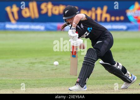 Worcester, Regno Unito. 30 giugno 2024. Amelia Kerr in azione durante il MetroBank Women's ODI match tra England Women e New Zealand Women a New Road, Worcester, Regno Unito, il 30 giugno 2024. Foto di Stuart Leggett. Solo per uso editoriale, licenza richiesta per uso commerciale. Non utilizzare in scommesse, giochi o pubblicazioni di singoli club/campionato/giocatori. Crediti: UK Sports Pics Ltd/Alamy Live News Foto Stock